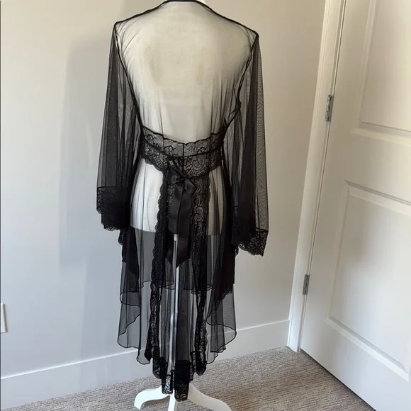 Elegant Black Lace Sheer Robe - Picture 2 of 7